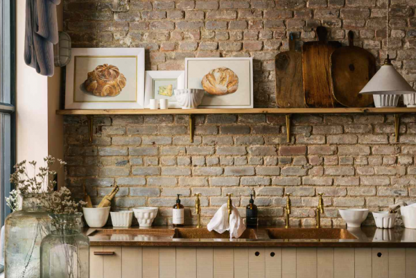 Rak Dinding dengan Hiasan Dari Berbagai Negara